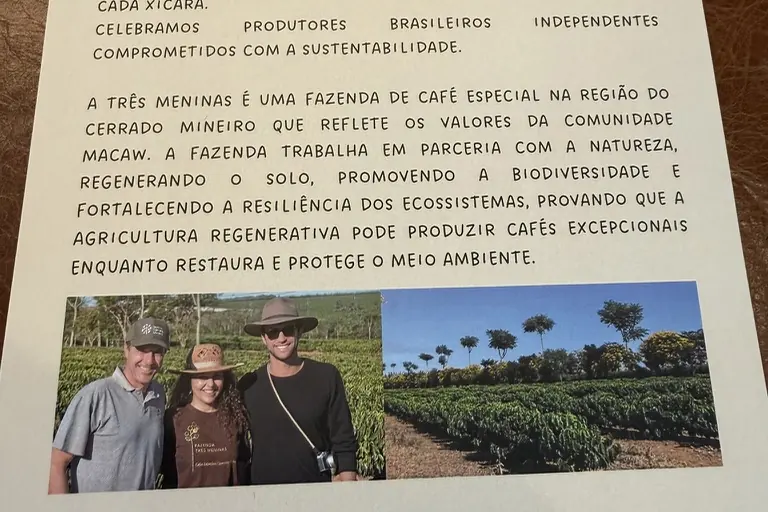 The Macaw card telling the Três Meninas story